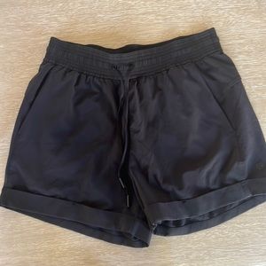 Lululemon Spring Break Away Mid-Rise 3 inch Short